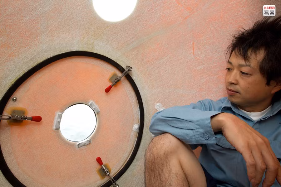 Một người đàn ông thử ngồi bên trong quả cầu thoát hiểm Noah
