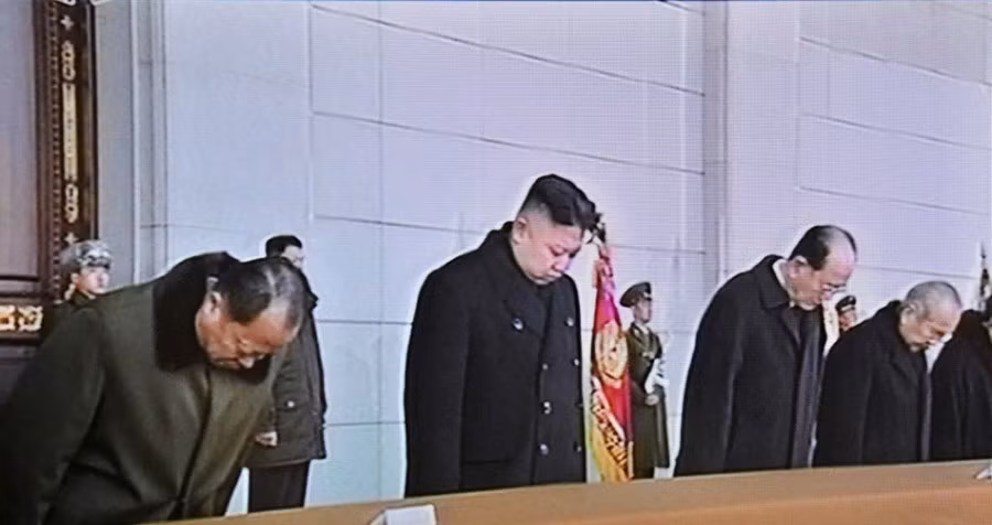 Nhiều khả năng "người lạ mặt" (trái) sẽ đảm bảo an toàn cho ông Kim Jong-un