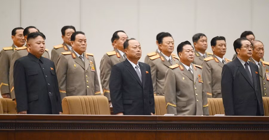Giới tình báo Nam Hàn đang đau đầu tìm hiểu xem nhân vật này là ai (giữa)