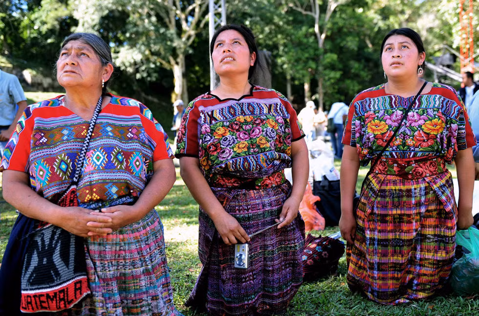 Hậu duệ của người Maya ở Guatemala đã tập trung về các thánh địa cổ và dõi theo ánh mặt trời cùng các điệu nhảu