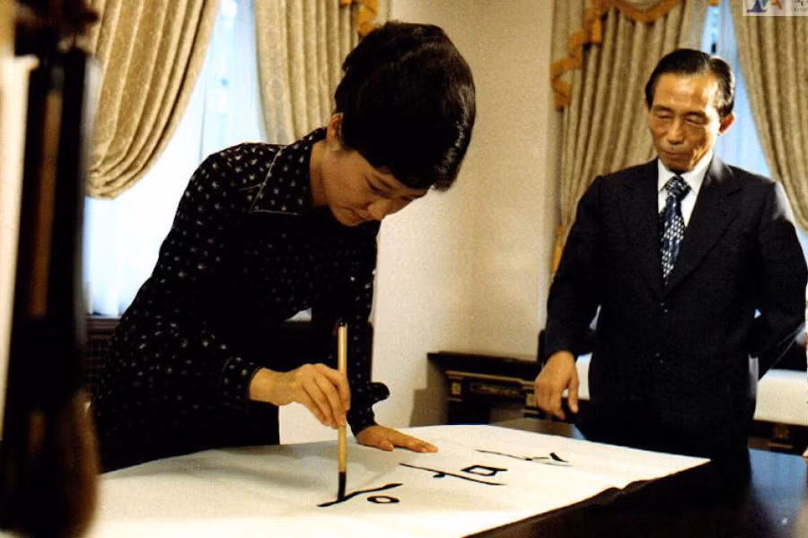 Bà Park Geun-hye trổ tài thư pháp chữ Hàn Bà Park Geun-hye trổ tài thư pháp chữ Hàn