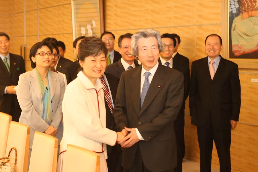 Nghị sĩ Park Geun-hye từng gặp nhiều chính khách, trong đó có Thủ tướng Nhật Bản Koizumi