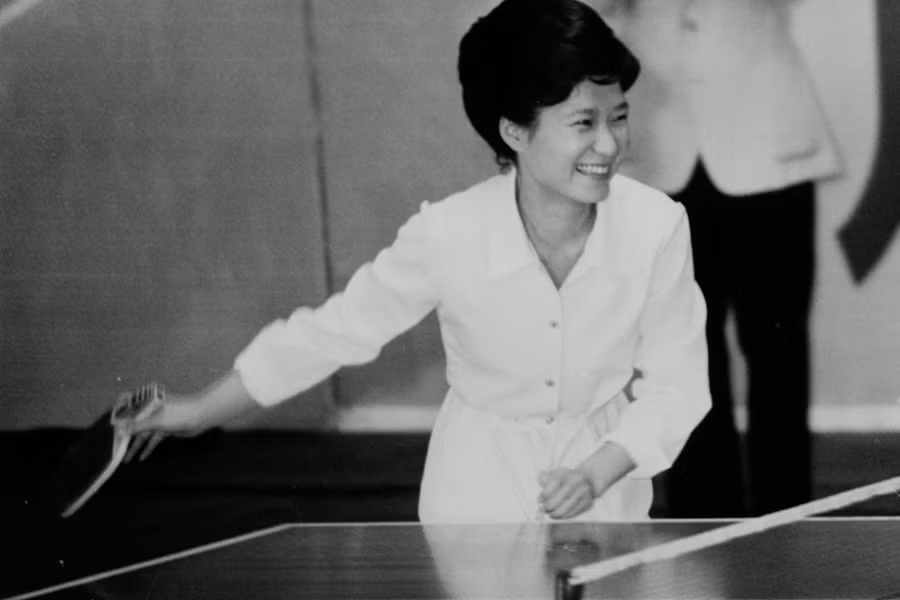 Thời trẻ, bà Park Geun-hye luôn là người đam mê thể thao. Sau khi học xong trung học trong thời gian sống tại điện Cheongwadae, Park Geun-hye đã theo học đại học Sogang tại Seoul vào năm 1970, chuyên ngành công nghệ điện tử, một thành tích đáng nể đối với một cô gái Hàn Quốc ở thời điểm đó. Thời trẻ, bà Park Geun-hye luôn là người đam mê thể thao. Sau khi học xong trung học trong thời gian sống tại điện Cheongwadae, Park Geun-hye đã theo học đại học Sogang tại Seoul vào năm 1970, chuyên ngành công nghệ điện tử, một thành tích đáng nể đối với một cô gái Hàn Quốc ở thời điểm đó.