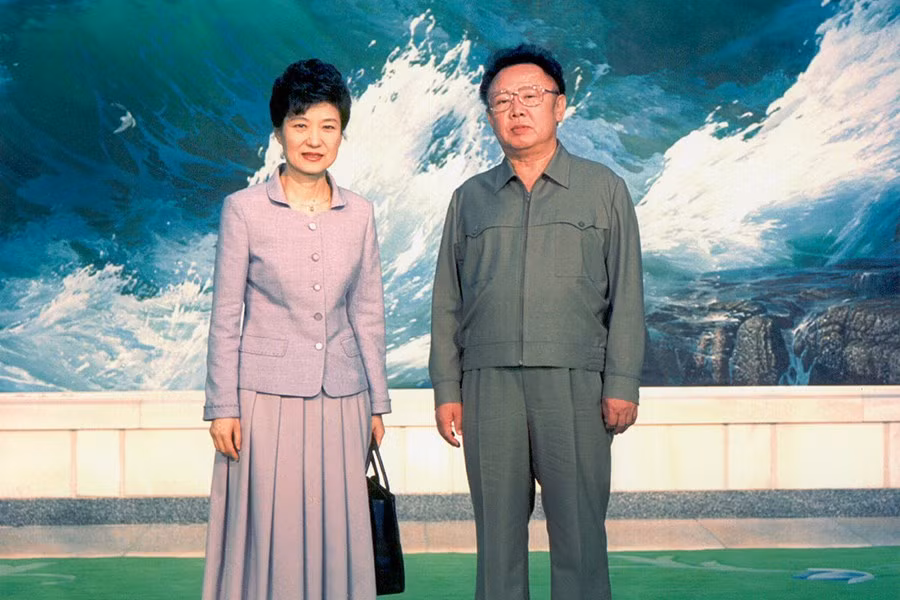 Tháng 5/2002, bà Park Geun-hye đã sang Bắc Triều Tiên gặp nhà lãnh đạo Kim Jong-il trong một nỗ lực hòa giải dân tộc, gắn kết hai miền bán đảo Triều Tiên