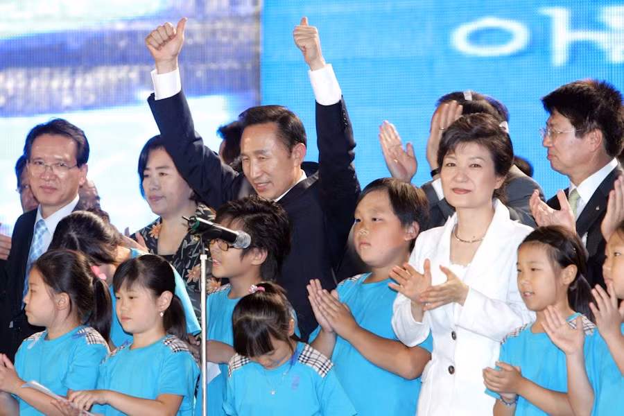 Park Geun-hye trở thành trợ thủ đắc lực cho người tiền nhiệm Lee Myng-bak trong cuộc tranh cử Tổng thống năm 2007