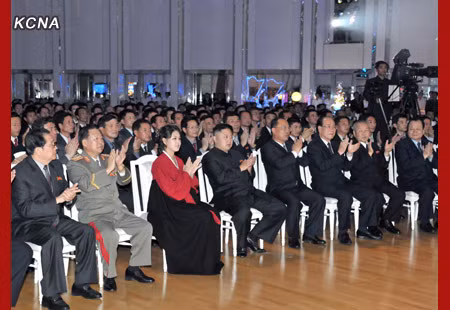 Nhà lãnh đạo Bắc Triều Tiên và Đệ nhất phu nhân cùng các quan chức hàng đầu xem biểu diễn văn nghệ