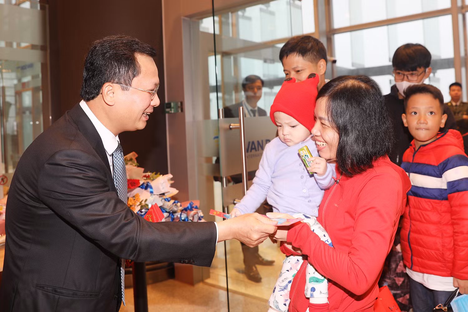 Ông Cao Tường Huy, Phó Chủ tịch Ủy ban nhân dân tỉnh Quảng Ninh chúc mừng những hành khách đầu tiên xông Cảng hàng không quốc tế Vân Đồn. (Ảnh: CTV) Ông Cao Tường Huy, Phó Chủ tịch Ủy ban nhân dân tỉnh Quảng Ninh chúc mừng những hành khách đầu tiên xông Cảng hàng không quốc tế Vân Đồn. (Ảnh: CTV)