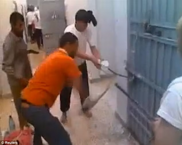Cảnh phiến quân xâm nhập vào boongke bí mật của đại tá Gaddafi