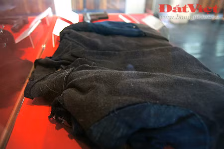 Chiếc đèn dầu lạc đã đồng hành cùng Đại tướng Võ Nguyên Giáp trong những năm đầu xây dựng lực lượng vũ trang Cách mạng. Đại tướng đã dùng lưỡi thuổng này để đào củ mài ăn trong thời gian tạm lánh vào rừng ở tỉnh Cao Bằng nhằm tránh sự khủng bố của thực dân Pháp, năm 1943. Lưỡi cuốc được Đại tướng dùng trong sinh hoạt và chiến đấu những năm 1944 - 1945. Chiếc la bàn đã theo chân Đại tướng suốt chặng đường hành quân trước cuộc Cách mạng tháng 8/1945. Chiếc áo veston được Đại tướng mặc trong lễ thành lập Đội xung phong Nam tiến năm 1942 và Đội Việt Nam Tuyên truyền Giải phóng quân năm 1944. Chiếc áo khoác này là một chiến lợi phẩm thu được của địch. Đại tướng đã sử dụng một thời gian và tặng lại cho một đội viên đội Việt Nam Tuyên truyền Giải phóng quân. Khẩu súng ngắn Đại Tướng Võ Nguyên Giáp đã sử dụng trong các trận đánh tiêu diệt hai đồn Phay Khắt và Nà Ngần (Cao Bằng). Thư của Đại tường khen ngợi Trung đoàn Thủ đô trong những ngày đầu Toàn quốc kháng chiến (12/1946). Thư Đại tướng gửi toàn thể anh chị em dân công tham gia phục vụ chiến dịch Điện Biên Phủ năm 1954. Bút tích của Đại tướng ngày 7/4, trước khi Chiến dịch Hồ Chí Minh được tiến hành: "thần tốc, thần tốc hơn nữa, táo bạo, táo bạo hơn nữa!".