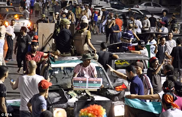 Gaddafi cho biết khu dinh thự Bab Al-Aziziya của ông đã bị không quân của NATO san phẳng bằng 64 đợt không kích.