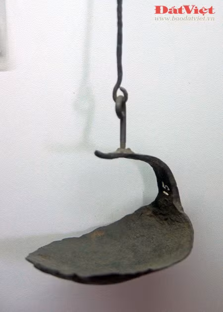 Chiếc đèn dầu lạc đã đồng hành cùng Đại tướng Võ Nguyên Giáp trong những năm đầu xây dựng lực lượng vũ trang Cách mạng. Đại tướng đã dùng lưỡi thuổng này để đào củ mài ăn trong thời gian tạm lánh vào rừng ở tỉnh Cao Bằng nhằm tránh sự khủng bố của thực dân Pháp, năm 1943. Lưỡi cuốc được Đại tướng dùng trong sinh hoạt và chiến đấu những năm 1944 - 1945. Chiếc la bàn đã theo chân Đại tướng suốt chặng đường hành quân trước cuộc Cách mạng tháng 8/1945. Chiếc áo veston được Đại tướng mặc trong lễ thành lập Đội xung phong Nam tiến năm 1942 và Đội Việt Nam Tuyên truyền Giải phóng quân năm 1944. Chiếc áo khoác này là một chiến lợi phẩm thu được của địch. Đại tướng đã sử dụng một thời gian và tặng lại cho một đội viên đội Việt Nam Tuyên truyền Giải phóng quân. Khẩu súng ngắn Đại Tướng Võ Nguyên Giáp đã sử dụng trong các trận đánh tiêu diệt hai đồn Phay Khắt và Nà Ngần (Cao Bằng). Thư của Đại tường khen ngợi Trung đoàn Thủ đô trong những ngày đầu Toàn quốc kháng chiến (12/1946). Thư Đại tướng gửi toàn thể anh chị em dân công tham gia phục vụ chiến dịch Điện Biên Phủ năm 1954. Bút tích của Đại tướng ngày 7/4, trước khi Chiến dịch Hồ Chí Minh được tiến hành: "thần tốc, thần tốc hơn nữa, táo bạo, táo bạo hơn nữa!".