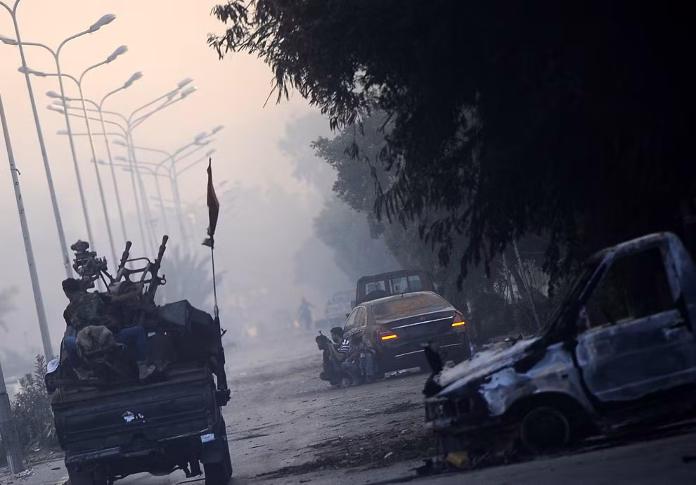 24 .Trên một con phố ở phía nam thủ đô Tripoli.