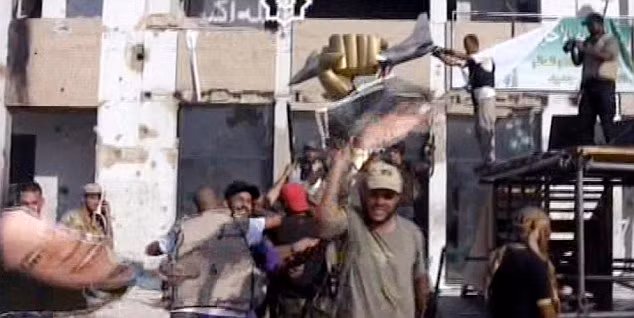 Gaddafi cho biết khu dinh thự Bab Al-Aziziya của ông đã bị không quân của NATO san phẳng bằng 64 đợt không kích.