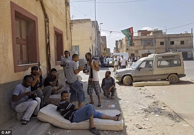 Gaddafi cho biết khu dinh thự Bab Al-Aziziya của ông đã bị không quân của NATO san phẳng bằng 64 đợt không kích.