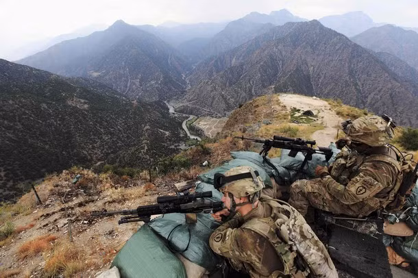 Các binh sỹ thuộc đại đội Alpha, tiểu đoàn bộ binh số 2, thuộc lực lượng Task Force No Fear tại trạm kiểm soát Mace ngày 26/8/2011. Các binh sỹ thuộc đại đội Alpha, tiểu đoàn bộ binh số 2, thuộc lực lượng Task Force No Fear tại trạm kiểm soát Mace ngày 26/8/2011.