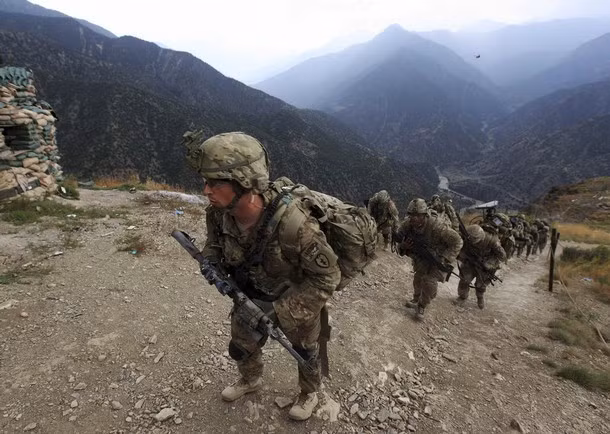 Các binh sỹ thuộc đại đội Alpha, tiểu đoàn bộ binh số 2, thuộc lực lượng Task Force No Fear tại trạm kiểm soát Mace ngày 26/8/2011. Các binh sỹ thuộc đại đội Alpha, tiểu đoàn bộ binh số 2, thuộc lực lượng Task Force No Fear tại trạm kiểm soát Mace ngày 26/8/2011.