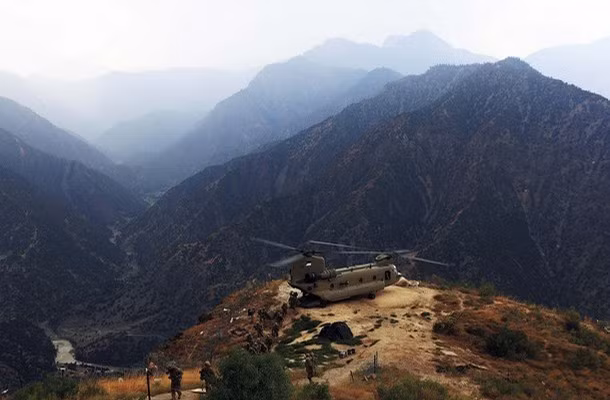 Các binh sỹ thuộc đại đội Alpha, tiểu đoàn bộ binh số 2, thuộc lực lượng Task Force No Fear tại trạm kiểm soát Mace ngày 26/8/2011. Các binh sỹ thuộc đại đội Alpha, tiểu đoàn bộ binh số 2, thuộc lực lượng Task Force No Fear tại trạm kiểm soát Mace ngày 26/8/2011.