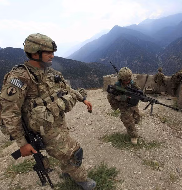 Các binh sỹ thuộc đại đội Alpha, tiểu đoàn bộ binh số 2, thuộc lực lượng Task Force No Fear tại trạm kiểm soát Mace ngày 26/8/2011. Các binh sỹ thuộc đại đội Alpha, tiểu đoàn bộ binh số 2, thuộc lực lượng Task Force No Fear tại trạm kiểm soát Mace ngày 26/8/2011.