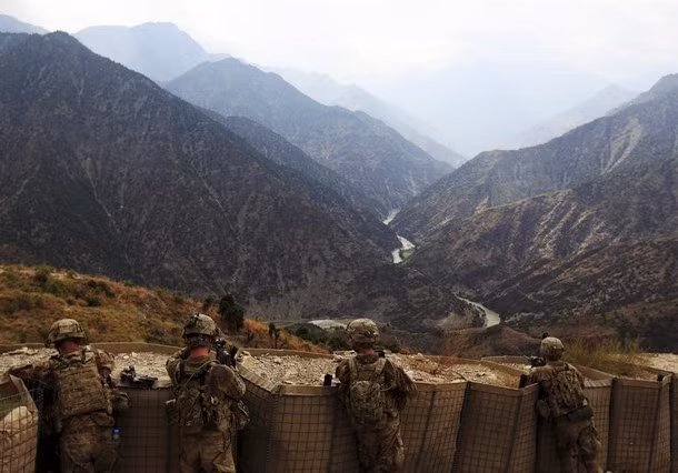 Các binh sỹ thuộc đại đội Alpha, tiểu đoàn bộ binh số 2, thuộc lực lượng Task Force No Fear tại trạm kiểm soát Mace ngày 26/8/2011. Các binh sỹ thuộc đại đội Alpha, tiểu đoàn bộ binh số 2, thuộc lực lượng Task Force No Fear tại trạm kiểm soát Mace ngày 26/8/2011.