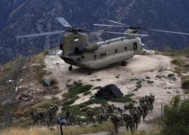 Một chiếc trực thăng vận tải Chinook đang chở hàng tiếp tế chuẩn bị hạ cánh xuống trạm kiểm soát Mace, huyện Naray miền đông Afghanistan. Một chiếc trực thăng vận tải Chinook đang chở hàng tiếp tế chuẩn bị hạ cánh xuống trạm kiểm soát Mace, huyện Naray miền đông Afghanistan.