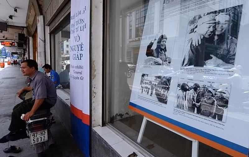 Những bức ảnh được các phóng viên nước ngoài chụp tại cuộc triển lãm được tổ chức tại Hà Nội nhân sự kiện người anh cả của Quân đội Nhân Dân Việt Nam tròn 100 tuổi. Chúc Đại tướng luôn mạnh khỏe, mãi mãi là tấm gương của lớp trẻ Việt Nam. Những bức ảnh được các phóng viên nước ngoài chụp tại cuộc triển lãm được tổ chức tại Hà Nội nhân sự kiện người anh cả của Quân đội Nhân Dân Việt Nam tròn 100 tuổi. Chúc Đại tướng luôn mạnh khỏe, mãi mãi là tấm gương của lớp trẻ Việt Nam.