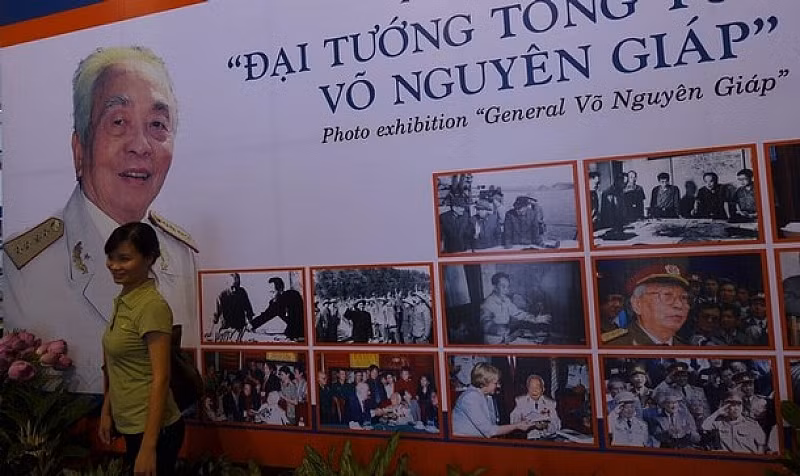 Những bức ảnh được các phóng viên nước ngoài chụp tại cuộc triển lãm được tổ chức tại Hà Nội nhân sự kiện người anh cả của Quân đội Nhân Dân Việt Nam tròn 100 tuổi. Chúc Đại tướng luôn mạnh khỏe, mãi mãi là tấm gương của lớp trẻ Việt Nam. Những bức ảnh được các phóng viên nước ngoài chụp tại cuộc triển lãm được tổ chức tại Hà Nội nhân sự kiện người anh cả của Quân đội Nhân Dân Việt Nam tròn 100 tuổi. Chúc Đại tướng luôn mạnh khỏe, mãi mãi là tấm gương của lớp trẻ Việt Nam.