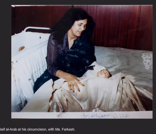 Một số khác chụp cảnh ngài đại tá một thời quyền uy đang bế cháu.
