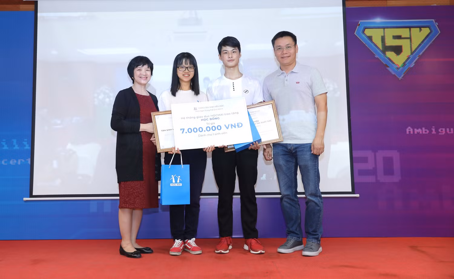HOCMAI đã dành tặng suất học bổng cho tân sinh viên