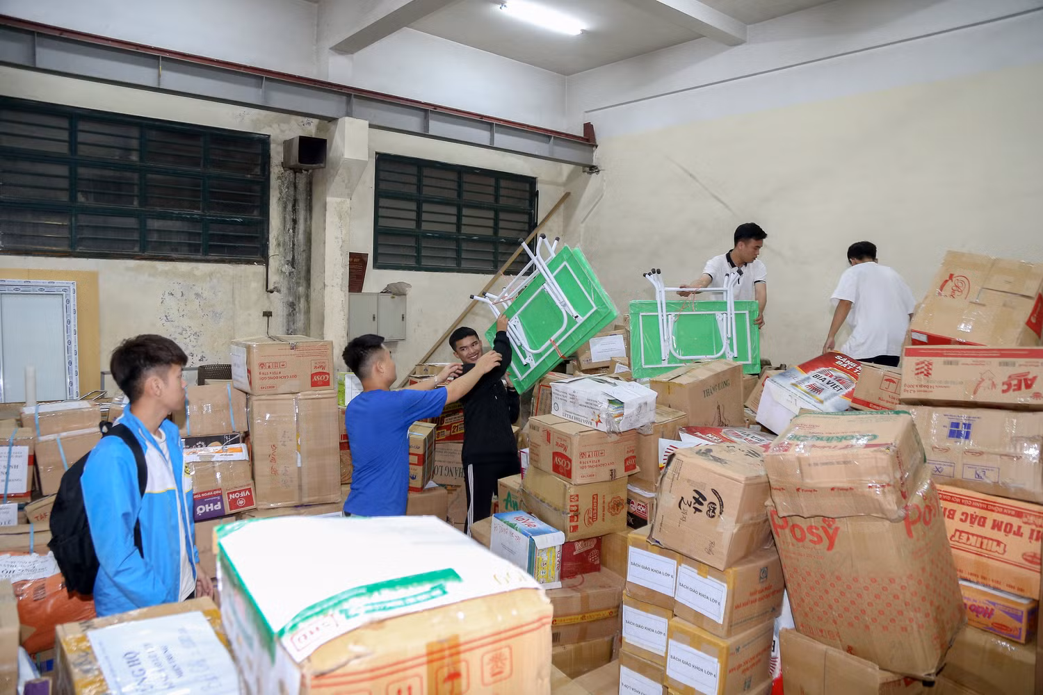 Hơn 22 nghìn bộ sách giáo khoa, cuốn vở viết được gửi về miền Trung (Ảnh: Bộ Giáo dục và Đào tạo) Hơn 22 nghìn bộ sách giáo khoa, cuốn vở viết được gửi về miền Trung (Ảnh: Bộ Giáo dục và Đào tạo)