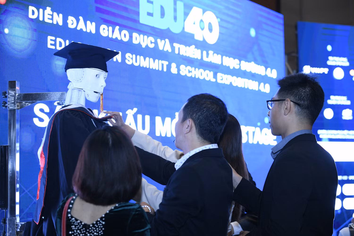 Người tham dự giao lưu cùng robot Trí Nhân (ảnh: BTC) Người tham dự giao lưu cùng robot Trí Nhân (ảnh: BTC)