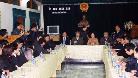 Huyện ủy và UBND huyện Tiên Lãng đã ra quyết định kỉ luật cảnh cáo đối với ông Hoan và ông Liêm. Huyện ủy và UBND huyện Tiên Lãng đã ra quyết định kỉ luật cảnh cáo đối với ông Hoan và ông Liêm.