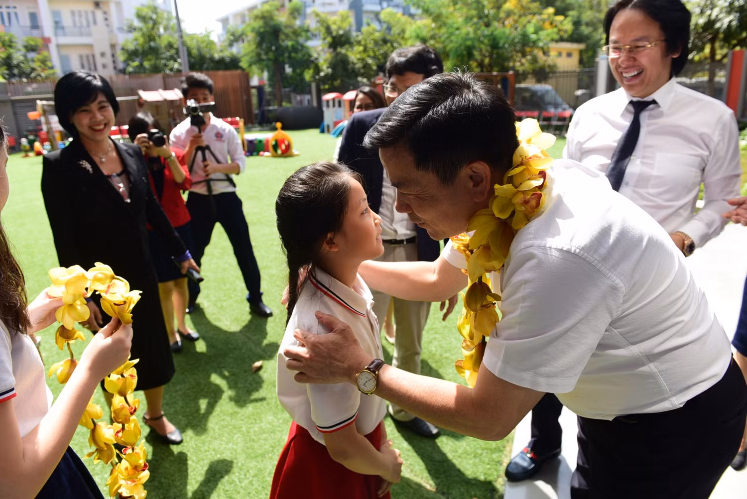 Ngày 12/1/2018, ông Trần Văn Minh - Phó Bí thư Tỉnh ủy Quảng Ngãi hỏi chuyện thân mật học sinh trường Trường Quốc Tế Bắc Mỹ (SNA) trong khuôn khổ chuyến thăm và làm việc của lãnh đạo Tỉnh ủy, Ủy ban nhân dân, các sở, ban, ngành tỉnh Quảng Ngãi và Trường Đại học Phạm Văn Đồng tại Tập đoàn Giáo dục Nguyễn Hoàng. Ảnh: NHG. Ngày 12/1/2018, ông Trần Văn Minh - Phó Bí thư Tỉnh ủy Quảng Ngãi hỏi chuyện thân mật học sinh trường Trường Quốc Tế Bắc Mỹ (SNA) trong khuôn khổ chuyến thăm và làm việc của lãnh đạo Tỉnh ủy, Ủy ban nhân dân, các sở, ban, ngành tỉnh Quảng Ngãi và Trường Đại học Phạm Văn Đồng tại Tập đoàn Giáo dục Nguyễn Hoàng. Ảnh: NHG.