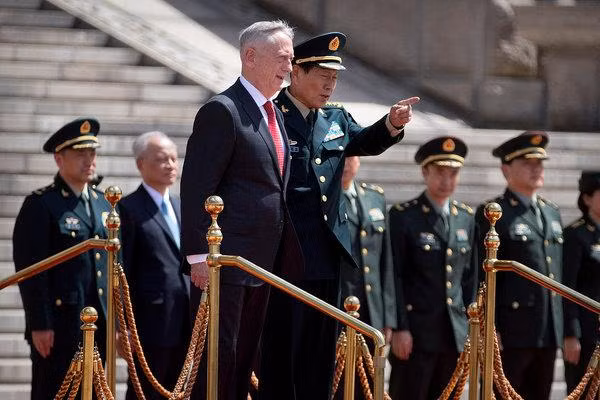 Theo Giáo sư Mark J. Valencia, mặc dù tướng James Mattis có nhiều quyết sách và hành động cứng rắn với Trung Quốc trên Biển Đông, nhưng cũng chính ông là người "cầm trịch" không để quan hệ Trung - Mỹ rơi vào đối đầu. Ảnh tướng James Mattis và người đồng cấp Trung Quốc Ngụy Phượng Hòa, nguồn: The New York Times.