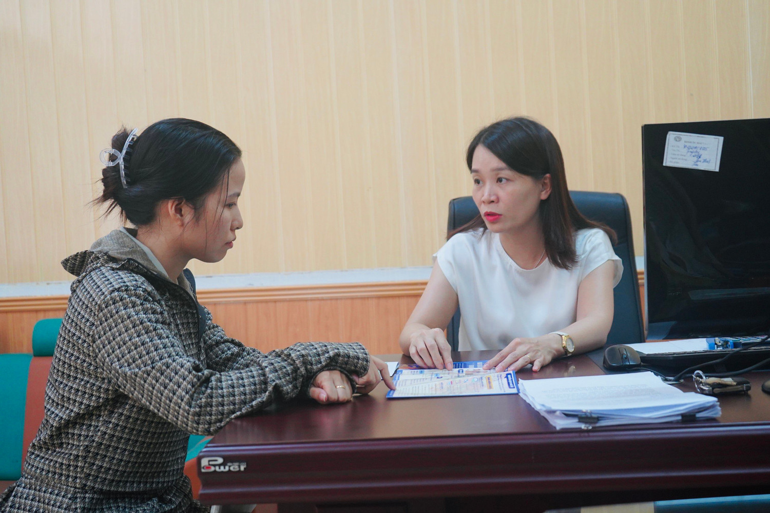 Lãnh đạo BHXH huyện An Dương giải thích về những thòi khi lĩnh BHXH một lần cho người lao động (Ảnh: MĐ)