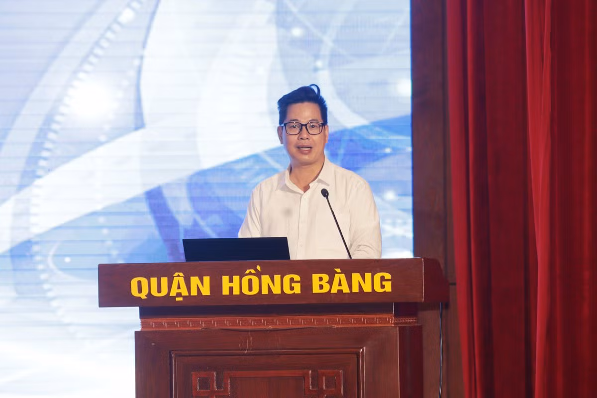 Diễn giả Trần Thành Nam trao đổi cùng các đại biểu các nội dung liên quan đến kĩ năng công dân số (Ảnh: HT)