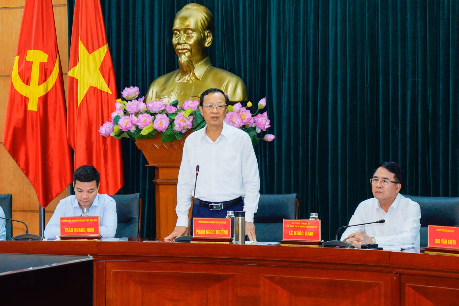 Thứ trưởng Phạm Ngọc Thưởng làm Trưởng đoàn làm việc với thành phố Hải Phòng về tình hình thực hiện Nghị quyết 29 (Ảnh: LT) Thứ trưởng Phạm Ngọc Thưởng làm Trưởng đoàn làm việc với thành phố Hải Phòng về tình hình thực hiện Nghị quyết 29 (Ảnh: LT)