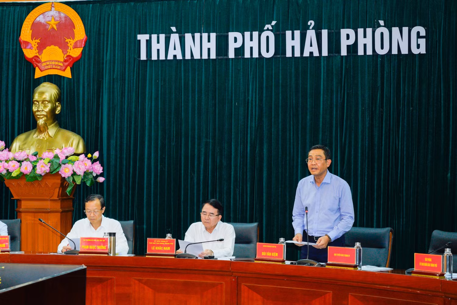 Ông Bùi Văn Kiệm - Giám đốc Sở Giáo dục và Đào tạo Hải Phòng báo cáo tại hội nghị (Ảnh: LT) Ông Bùi Văn Kiệm - Giám đốc Sở Giáo dục và Đào tạo Hải Phòng báo cáo tại hội nghị (Ảnh: LT)