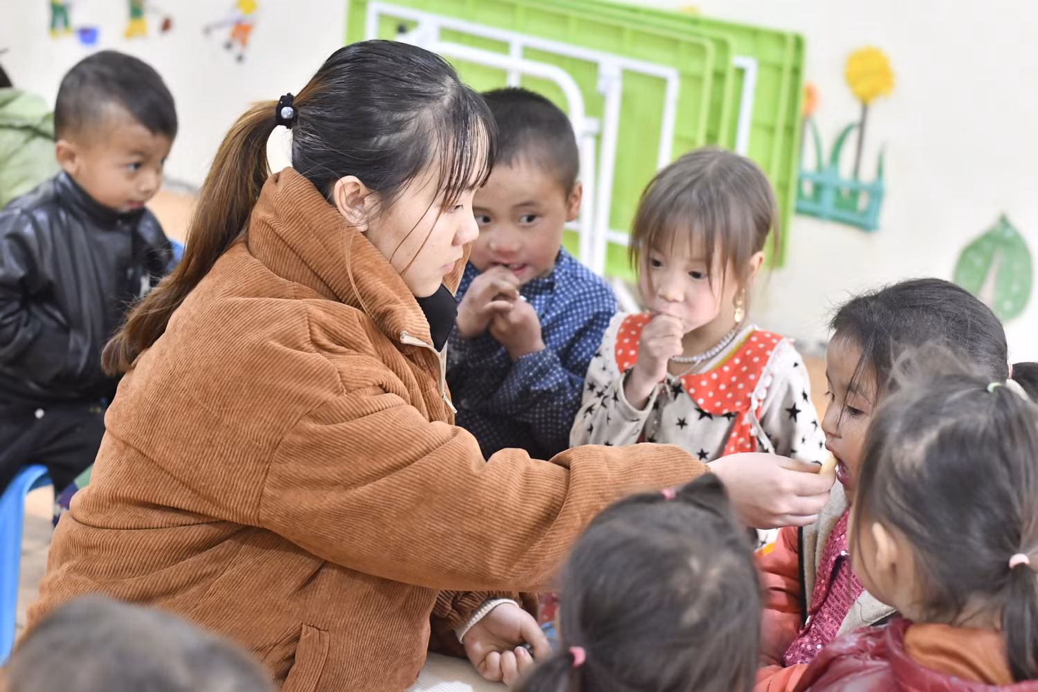 Giáo viên mầm non Lầu Thị Mai cùng các em học sinh ở điểm trường Sà Lủng, Trường Mầm non Pả Vi. (Ảnh: Mai Huệ).