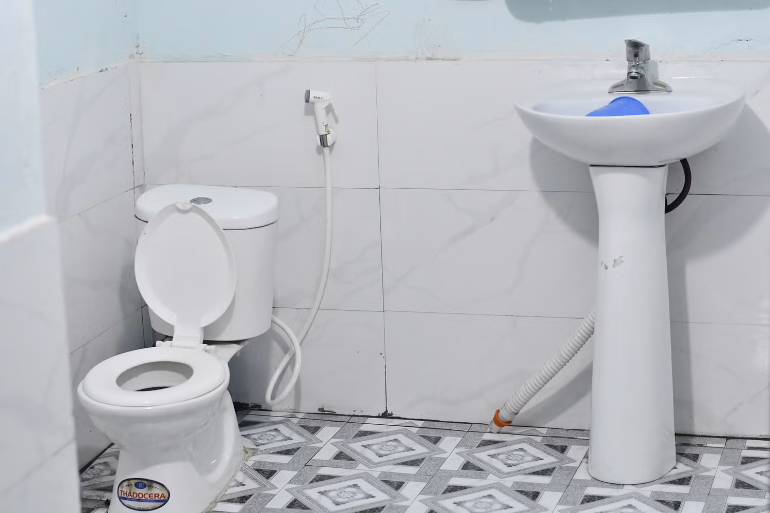 Nhà vệ sinh đầu tiên do Quỹ Thiện nguyện Sinh viên tài trợ đặt tại điểm Trường Mầm non Mã Pì Lèng A. Ảnh: Ngọc Mai.