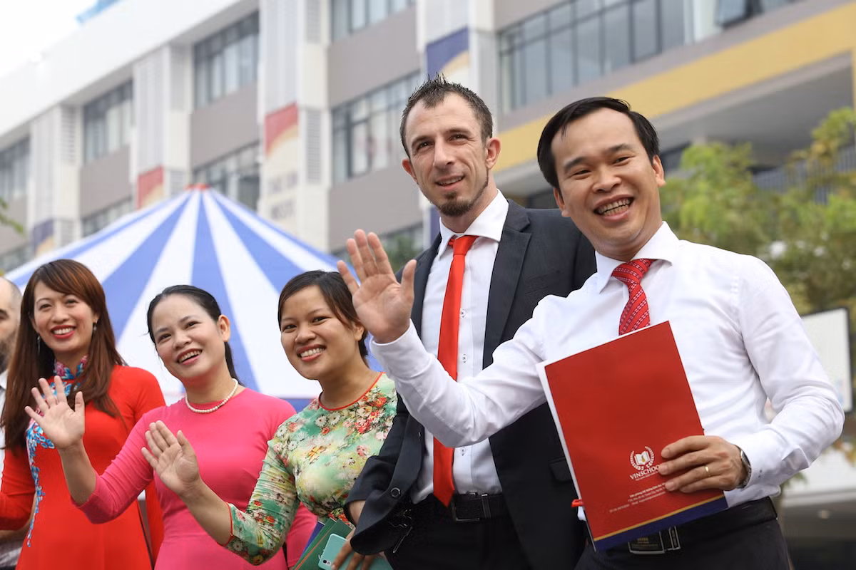 Các thầy cô trong Ban giám hiệu Nhà trường cùng rất nhiều giáo viên đã ra cổng trường đón các em học sinh đến tham dự Lễ Khai giảng. Hình ảnh này khiến rất nhiều Phụ huynh và học sinh xúc động. Các thầy cô trong Ban giám hiệu Nhà trường cùng rất nhiều giáo viên đã ra cổng trường đón các em học sinh đến tham dự Lễ Khai giảng. Hình ảnh này khiến rất nhiều Phụ huynh và học sinh xúc động.