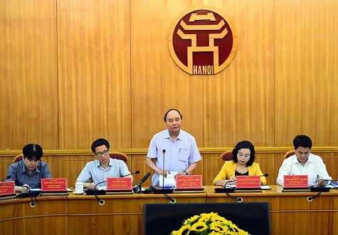 Thủ tướng Nguyễn Xuân Phúc có cuộc làm việc với UBND thành phố Hà Nội về kết quả thực hiện Chỉ thị 13 năm 2016 của Thủ tướng Chính phủ về tăng cường trách nhiệm quản lý Nhà nước về an toàn thực phẩm - Ảnh: VGP/Quang Hiếu Thủ tướng Nguyễn Xuân Phúc có cuộc làm việc với UBND thành phố Hà Nội về kết quả thực hiện Chỉ thị 13 năm 2016 của Thủ tướng Chính phủ về tăng cường trách nhiệm quản lý Nhà nước về an toàn thực phẩm - Ảnh: VGP/Quang Hiếu