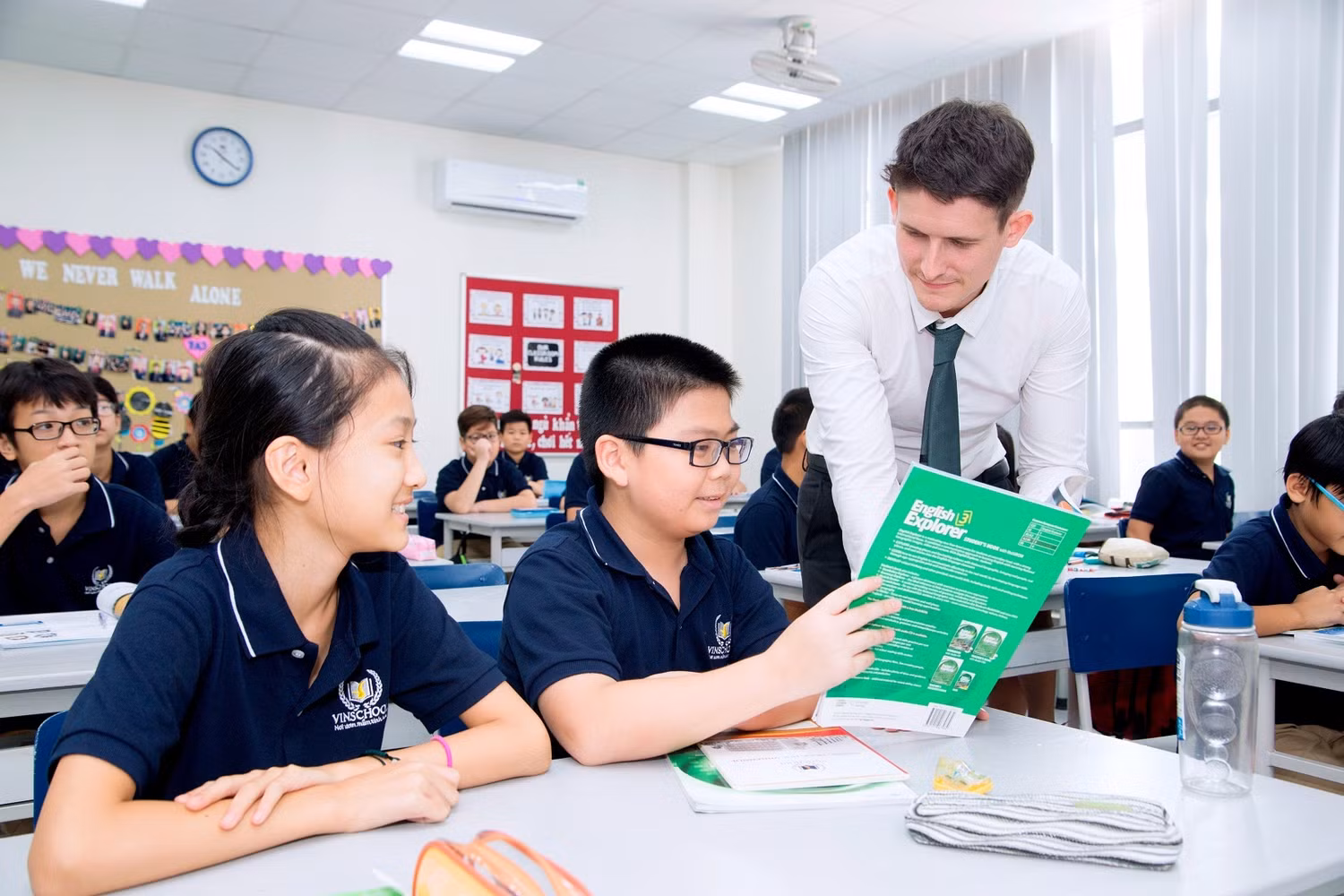 Những tiết học đầu tiên của năm học mới được bắt đầu ngay sau đó với những phương pháp giáo dục hiện đại, phát huy tối đa vai trò chủ động sáng tạo, chủ động của học sinh, khiến không khí lớp học vô cùng sôi nổi. Những tiết học đầu tiên của năm học mới được bắt đầu ngay sau đó với những phương pháp giáo dục hiện đại, phát huy tối đa vai trò chủ động sáng tạo, chủ động của học sinh, khiến không khí lớp học vô cùng sôi nổi.