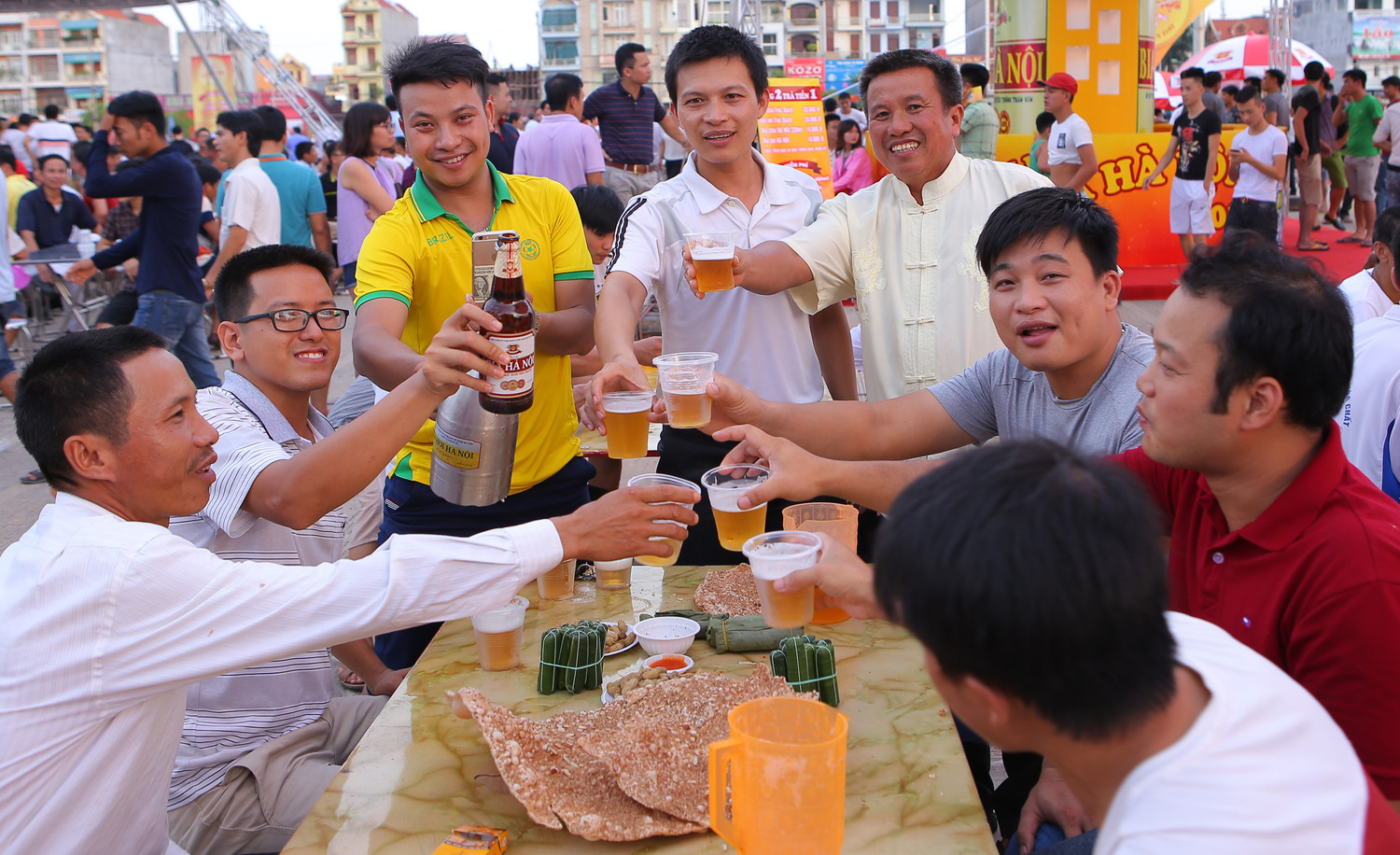 Người dân TP. Tuyên Quang chờ đợi ngày hội Bia Hà Nội. Người dân TP. Tuyên Quang chờ đợi ngày hội Bia Hà Nội.