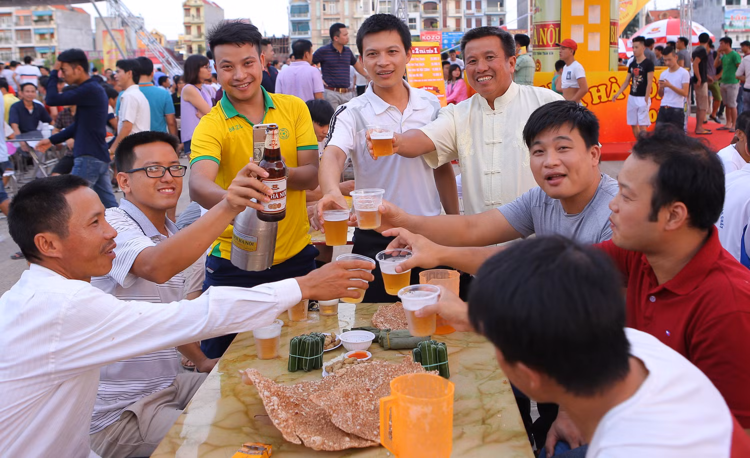 Người dân TP. Tuyên Quang chờ đợi ngày hội Bia Hà Nội.