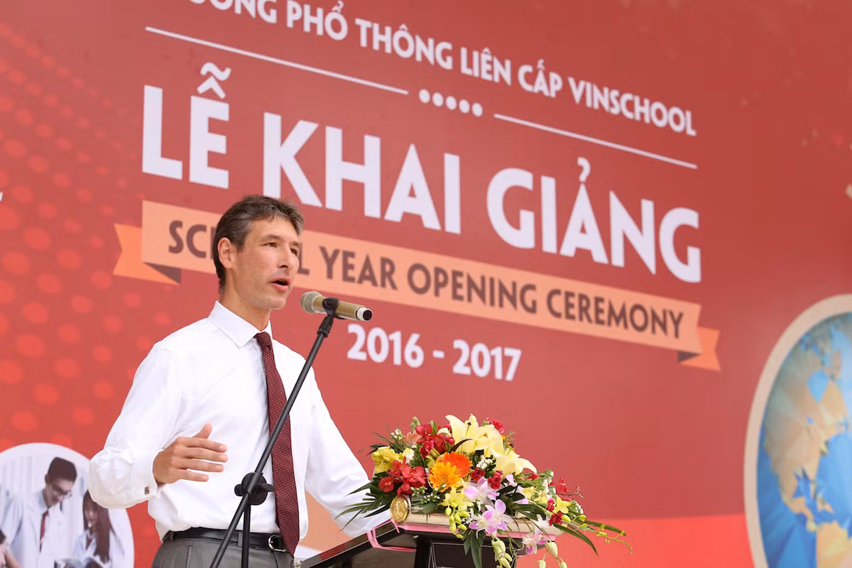 Một bất ngờ nữa dành cho học sinh Vinschool là sự tham dự của Đại sứ Vương Quốc Anh, Ngài Giles Lever. Đây cũng là lần đầu tiên Ngài Giles Lever đến dự Lễ Khai giảng của một trường phổ thông tại Việt Nam. Sự xuất hiện của Đại sứ Anh đánh dấu bước phát triển mới của Hệ thống giáo dục Vinschool trong năm học 2016 – 2017 khi Nhà trường đưa Chương trình tiếng Anh Cambridge vào giảng dạy ở khối Phổ thông liên cấp, chuẩn hóa năng lực giáo viên… Đại sứ quán Anh quốc tại Hà Nội và các tổ chức giáo dục của Anh cam kết hỗ trợ Vinschool trong suốt quá trình triển khai. Ở khối Mầm non, Vinschool cũng từng bước đưa Chương trình mầm non quốc tế IPC vào giảng dạy. Một bất ngờ nữa dành cho học sinh Vinschool là sự tham dự của Đại sứ Vương Quốc Anh, Ngài Giles Lever. Đây cũng là lần đầu tiên Ngài Giles Lever đến dự Lễ Khai giảng của một trường phổ thông tại Việt Nam. Sự xuất hiện của Đại sứ Anh đánh dấu bước phát triển mới của Hệ thống giáo dục Vinschool trong năm học 2016 – 2017 khi Nhà trường đưa Chương trình tiếng Anh Cambridge vào giảng dạy ở khối Phổ thông liên cấp, chuẩn hóa năng lực giáo viên… Đại sứ quán Anh quốc tại Hà Nội và các tổ chức giáo dục của Anh cam kết hỗ trợ Vinschool trong suốt quá trình triển khai. Ở khối Mầm non, Vinschool cũng từng bước đưa Chương trình mầm non quốc tế IPC vào giảng dạy.