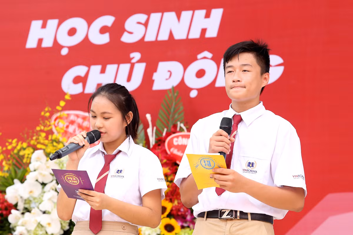 Một trong những điểm nhấn của chương trình là tinh thần chủ động và Lãnh đạo tự thân – The Leader In Me của các Vinser khi các em đã hoàn toàn làm chủ chương trình, từ việc đóng vai trò MC song ngữ cho đến chủ trì các tiết mục hòa tấu nhạc dân tộc “Chiều dài đất nước”, nhạc kịch “Listen to Me”. Một trong những điểm nhấn của chương trình là tinh thần chủ động và Lãnh đạo tự thân – The Leader In Me của các Vinser khi các em đã hoàn toàn làm chủ chương trình, từ việc đóng vai trò MC song ngữ cho đến chủ trì các tiết mục hòa tấu nhạc dân tộc “Chiều dài đất nước”, nhạc kịch “Listen to Me”.