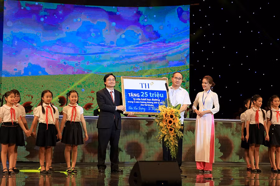 Tập đoàn TH tặng 25 triệu ly sữa tươi học đường cho trẻ em Việt Nam. Tập đoàn TH tặng 25 triệu ly sữa tươi học đường cho trẻ em Việt Nam.