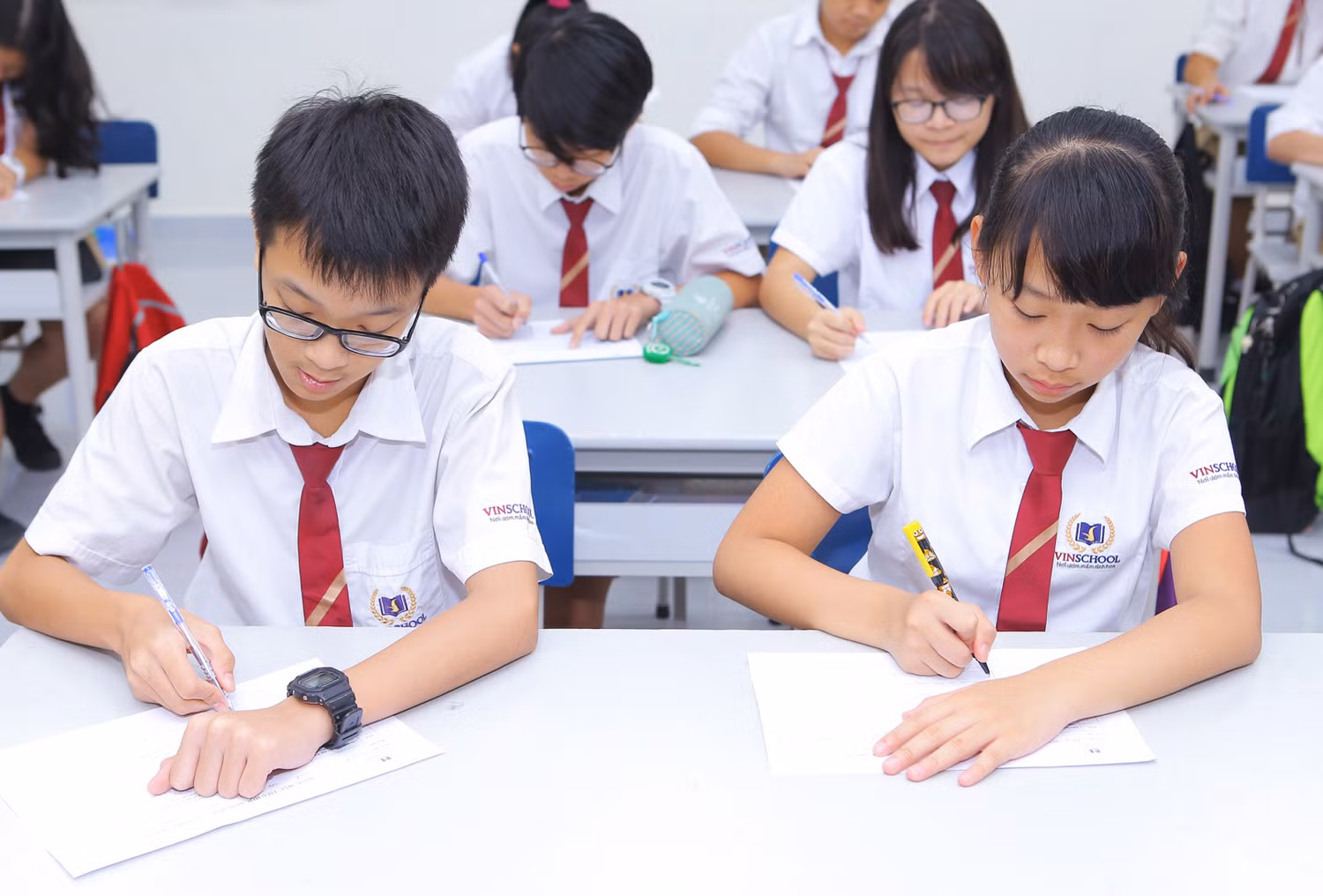 Sau Lễ Khai giảng, học sinh Vinschool về lớp học để cùng nhau viết “Mục tiêu năm học”, chủ động đề ra những kế hoạch cụ thể cho năm học mới. Sau Lễ Khai giảng, học sinh Vinschool về lớp học để cùng nhau viết “Mục tiêu năm học”, chủ động đề ra những kế hoạch cụ thể cho năm học mới.