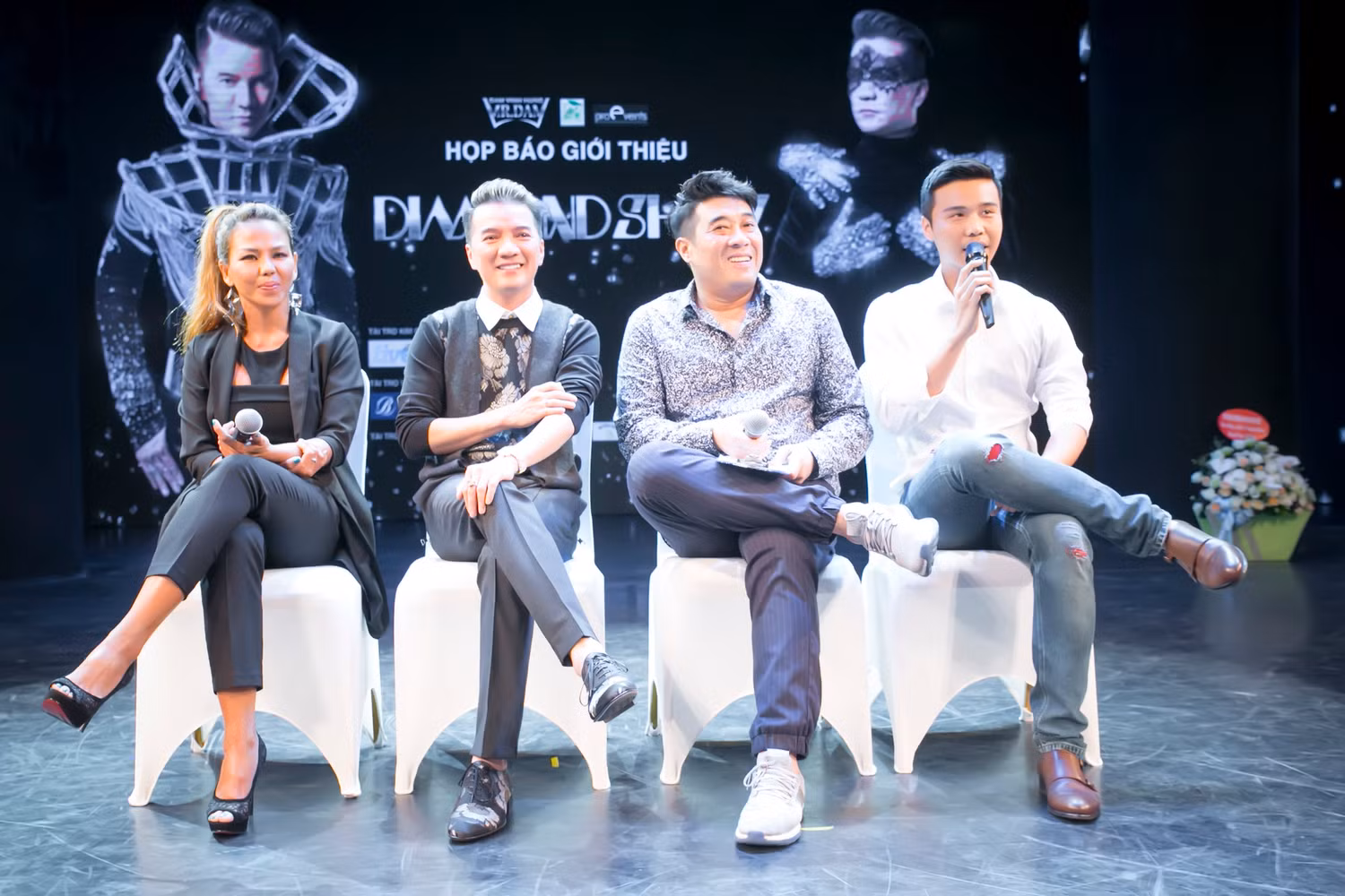 Mr Đàm và ê kíp họp báo công bố “Diamond Show”.
