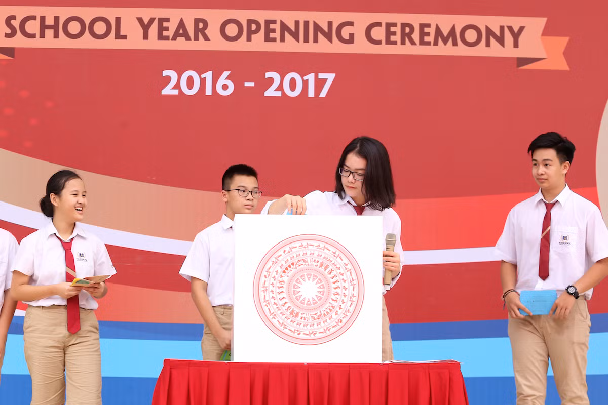 Là những người đầu tiên được học tập dưới mái trường hiện đại ở T37 Times City, học sinh khối Trung học Hệ thống giáo dục Vinschool còn được viết thư gửi tương lai “Me 10 years”. Những bức thư này sẽ được lưu trang trọng trong phòng Truyền thống của Nhà trường. “10 năm nữa, con nhất định sẽ quay về trường, gặp lại các thầy cô để nói rằng: Con đã làm được, con tự hào và tự tin là một Vinser’”, bạn Nguyễn Ngọc Thảo Vy, học sinh khối 12 chia sẻ. Là những người đầu tiên được học tập dưới mái trường hiện đại ở T37 Times City, học sinh khối Trung học Hệ thống giáo dục Vinschool còn được viết thư gửi tương lai “Me 10 years”. Những bức thư này sẽ được lưu trang trọng trong phòng Truyền thống của Nhà trường. “10 năm nữa, con nhất định sẽ quay về trường, gặp lại các thầy cô để nói rằng: Con đã làm được, con tự hào và tự tin là một Vinser’”, bạn Nguyễn Ngọc Thảo Vy, học sinh khối 12 chia sẻ.